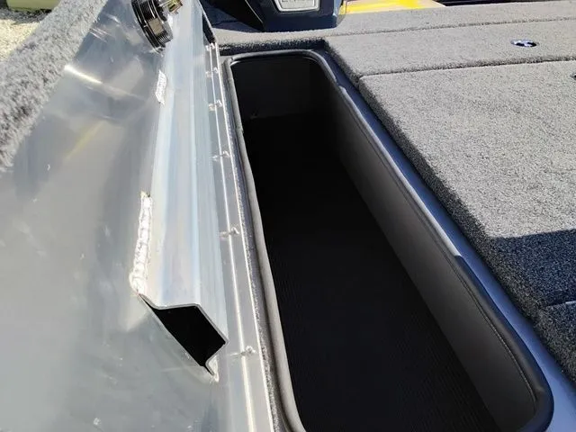 Slide: The Image of Lowe Stinger 195C 2026 - 16