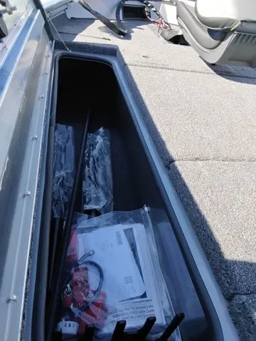 Slide: The Image of Lowe Stinger 195C 2026 - 17