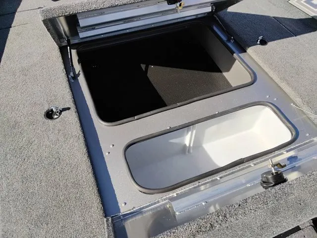 Slide: The Image of Lowe Stinger 195C 2026 - 18