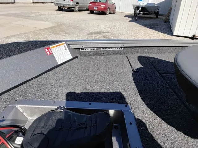 Slide: The Image of Lowe Stinger 195C 2026 - 9