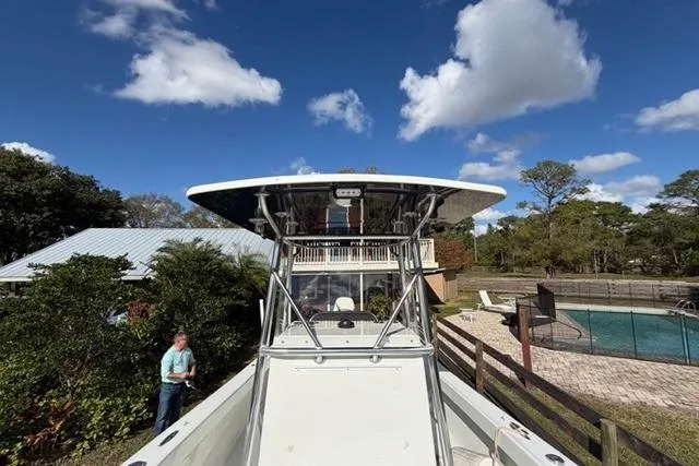 Slide: The Image of 2017 Stuart 27 boat near a house and pool under a clear blue sky. - 10