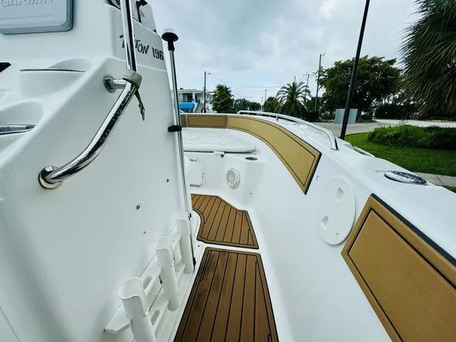 Slide: The Image of Sea Hunt Triton 196 2008 - 12