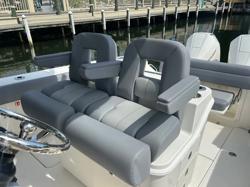 Slide: The Image of Boston Whaler 280 Outrage 2026 - 19