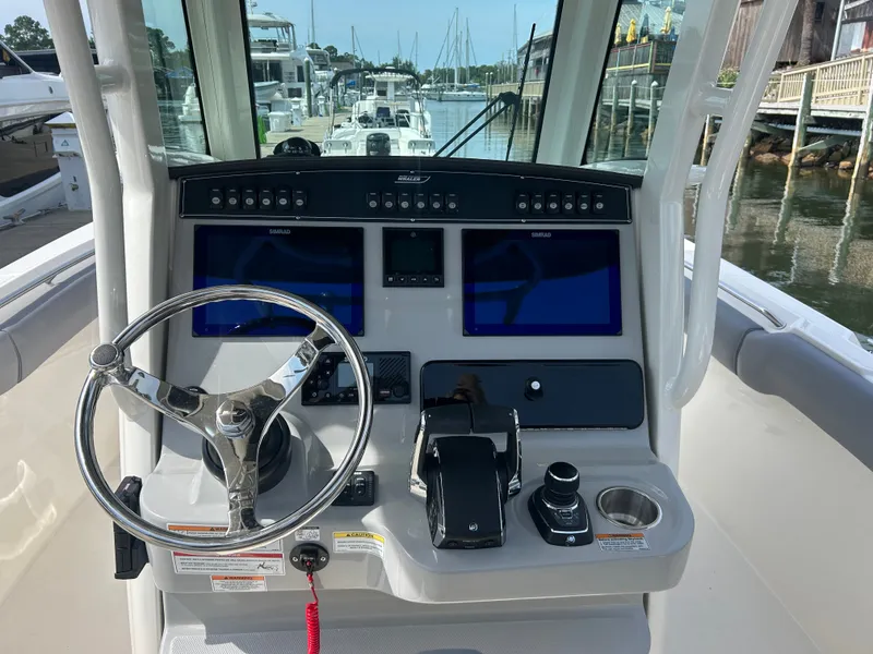 Slide: The Image of Boston Whaler 280 Outrage 2026 - 22