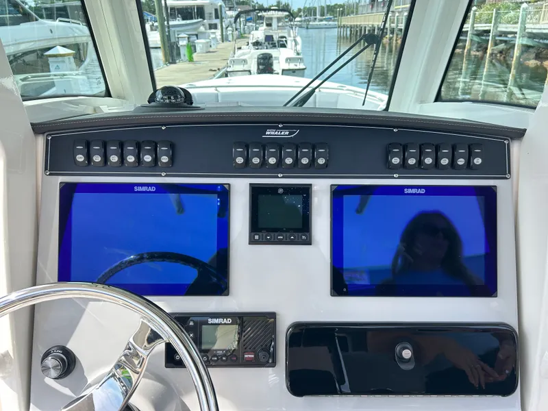 Slide: The Image of Boston Whaler 280 Outrage 2026 - 24