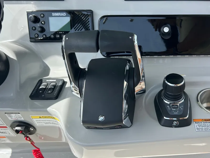 Slide: The Image of Boston Whaler 280 Outrage 2026 - 25