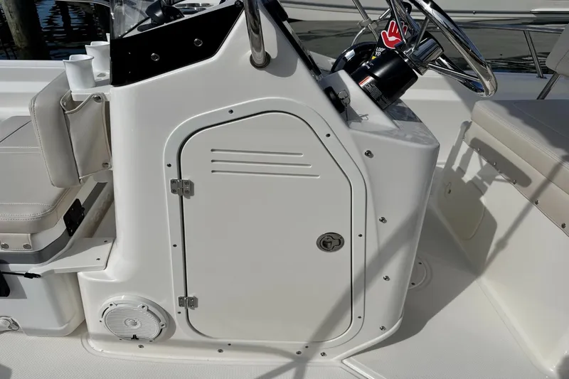 Slide: The Image of Boston Whaler 170 Montauk 2026 - 15