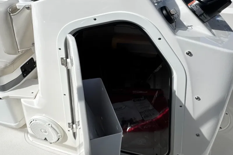 Slide: The Image of Boston Whaler 170 Montauk 2026 - 16