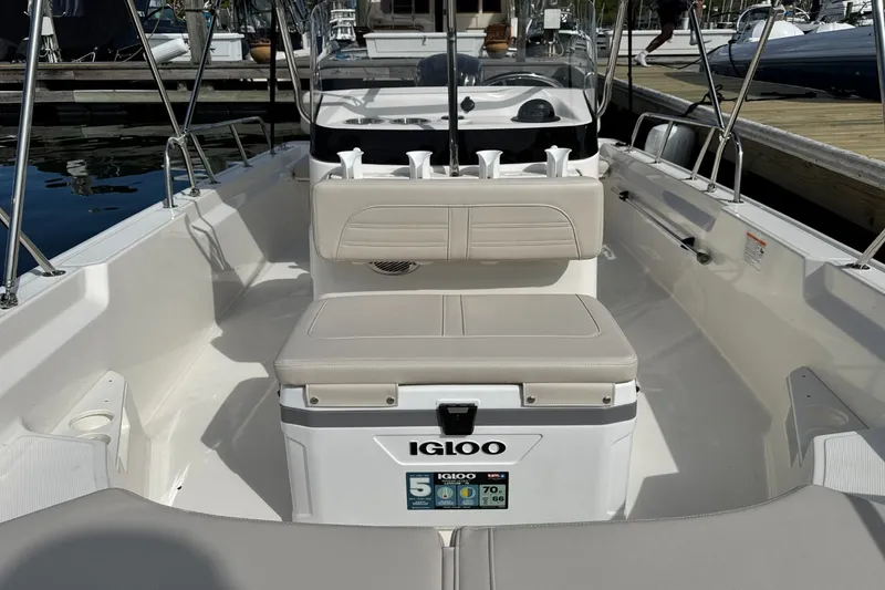Slide: The Image of Boston Whaler 170 Montauk 2026 - 18