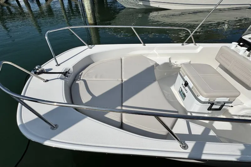 Slide: The Image of Boston Whaler 170 Montauk 2026 - 19