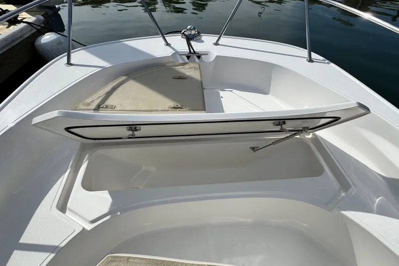 Slide: The Image of Boston Whaler 170 Montauk 2026 - 21
