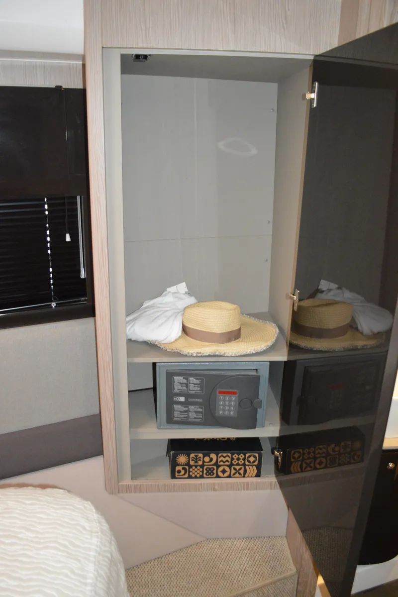 Slide: The Image of Azimut Atlantis 51 2019 - 68