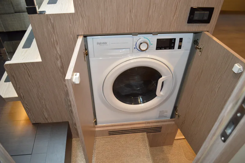 Slide: The Image of Azimut Atlantis 51 2019 - 72