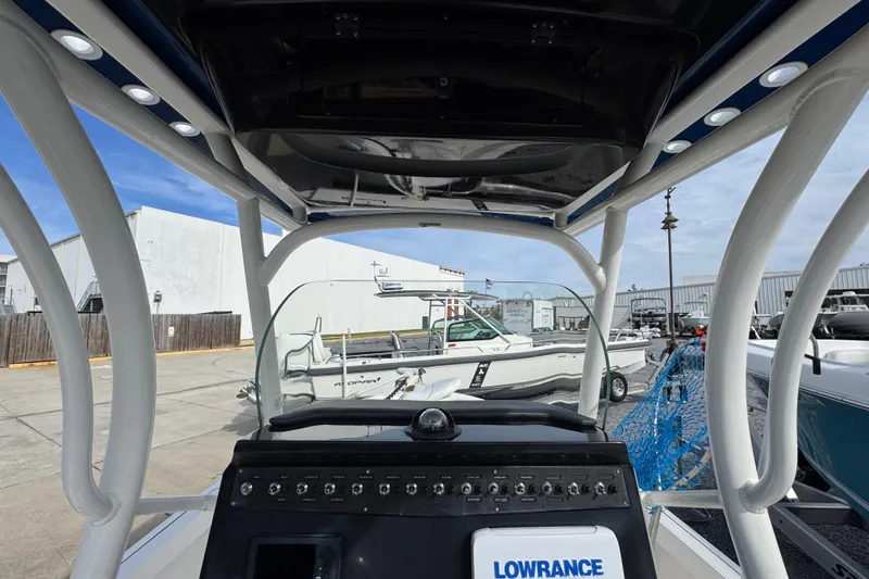 Slide: The Image of 2019 Wellcraft 221 Bay boat interior with control panel and Lowrance system. - 25
