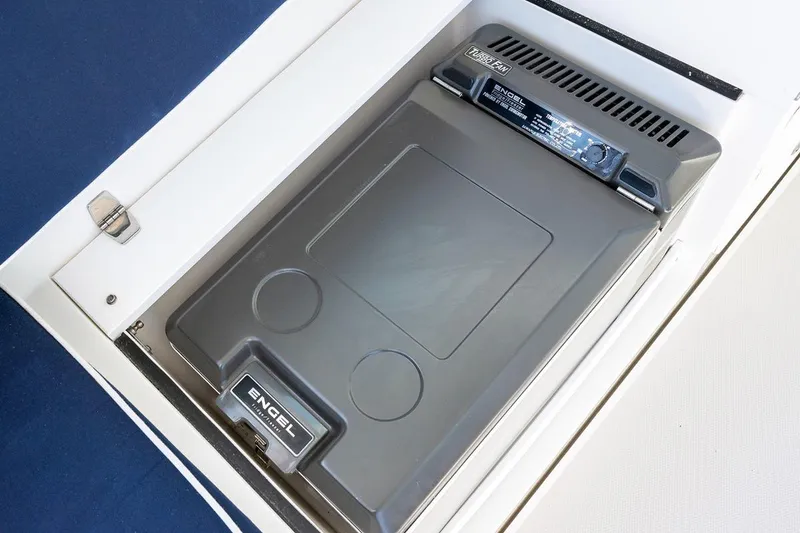 Slide: The Image of ARCHIMEDES, 2005 Back Cove 29 Hard Top - 16