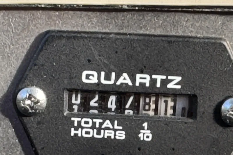 Slide: The Image of Hour meter reading 424.8 hours on 2016 Chris-Craft Corsair 25 boat. - 33