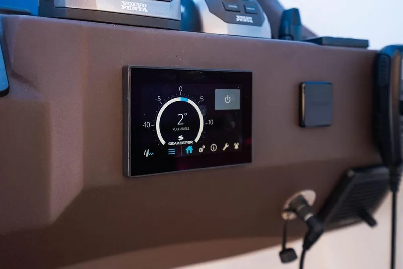 Slide: The Image of Control panel of 2022 Azimut Atlantis 45 yacht displaying roll angle. - 19