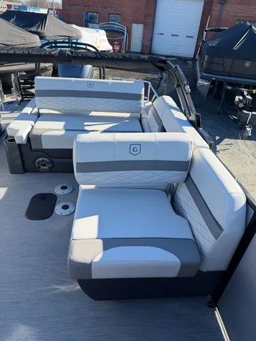 Slide: The Image of Godfrey Monaco 235 SFL - Yamaha 300 2026 - 13