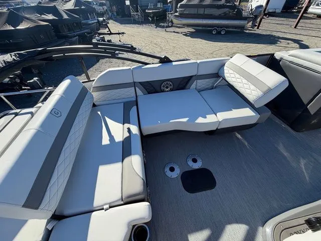 Slide: The Image of Godfrey Monaco 235 SFL - Yamaha 300 2026 - 9