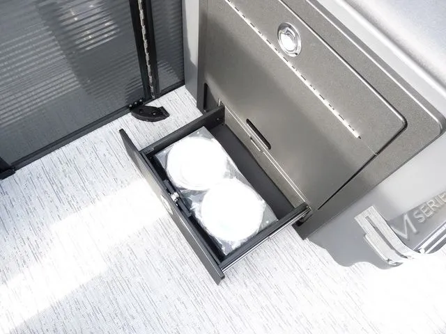 Slide: The Image of Bennington 22MSB Tritoon 2026 - 14