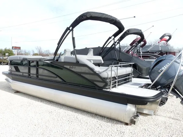 Slide: The Image of Bennington 22MSB Tritoon 2026 - 4