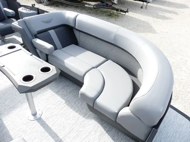 Slide: The Image of Bennington 22MSB Tritoon 2026 - 8