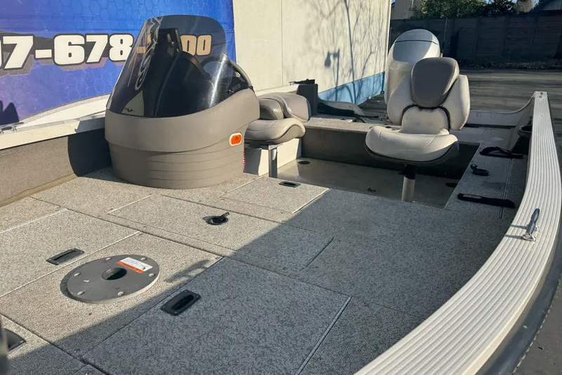 Slide: The Image of 2004 Crestliner 1650 Fish Hawk boat interior with seating and control console. - 11