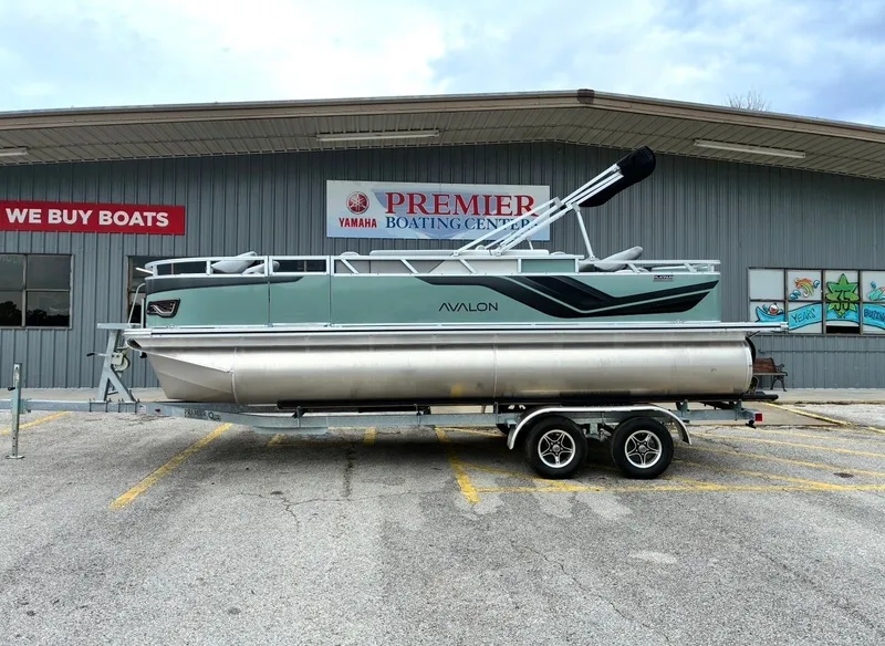 The Image of Avalon Venture 85 Rear Fish - 21' 2026 - 1