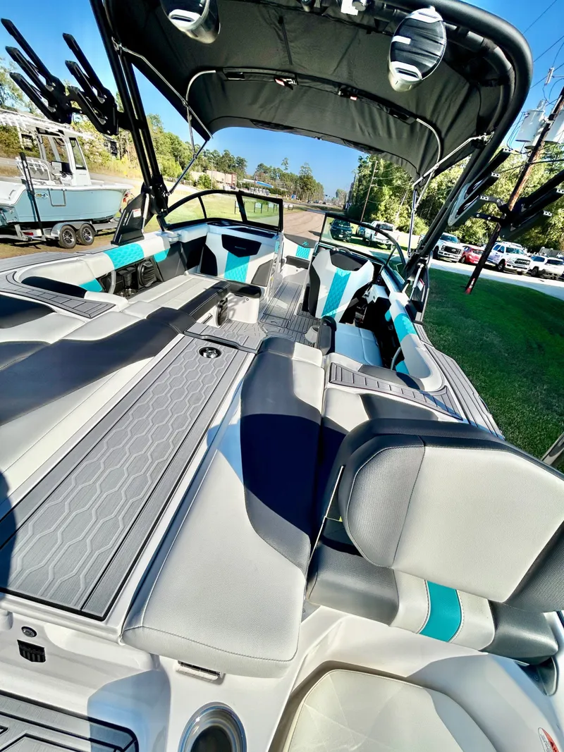 Slide: The Image of MasterCraft XT22 2026 - 14