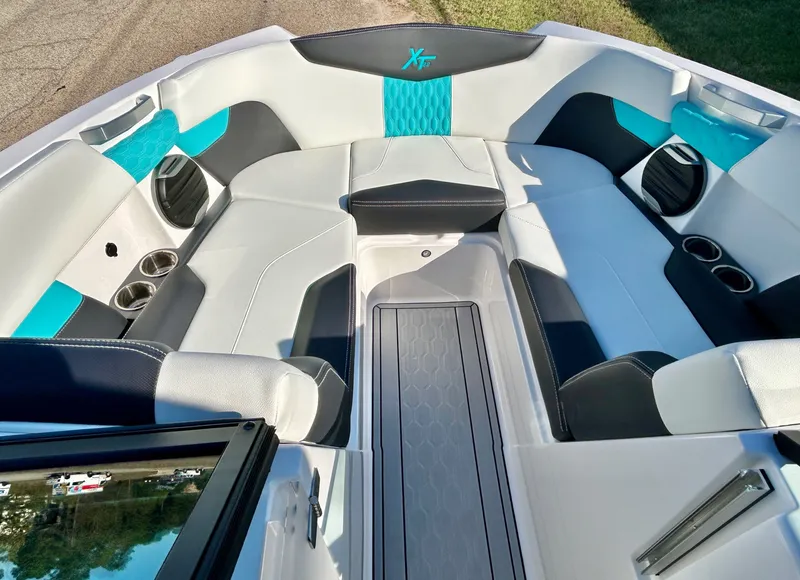 Slide: The Image of MasterCraft XT22 2026 - 16