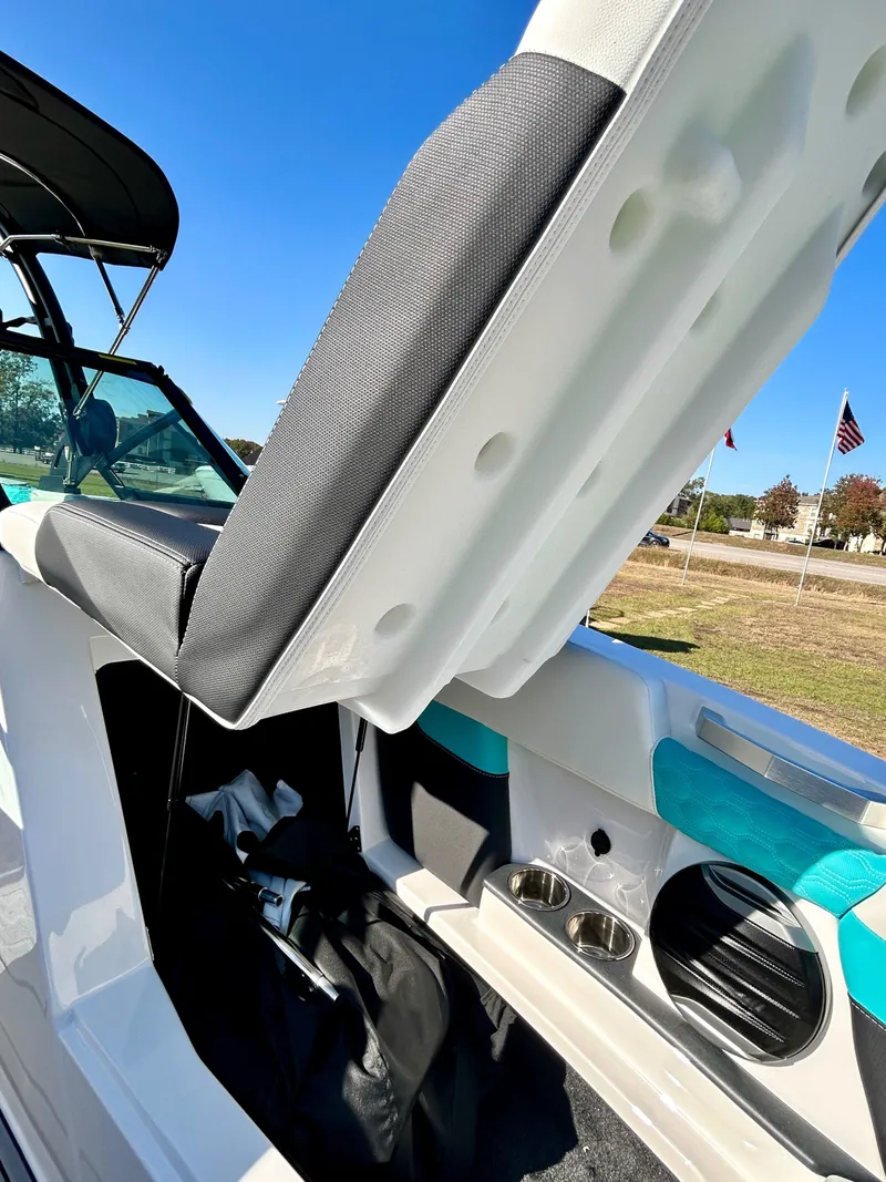 Slide: The Image of MasterCraft XT22 2026 - 21