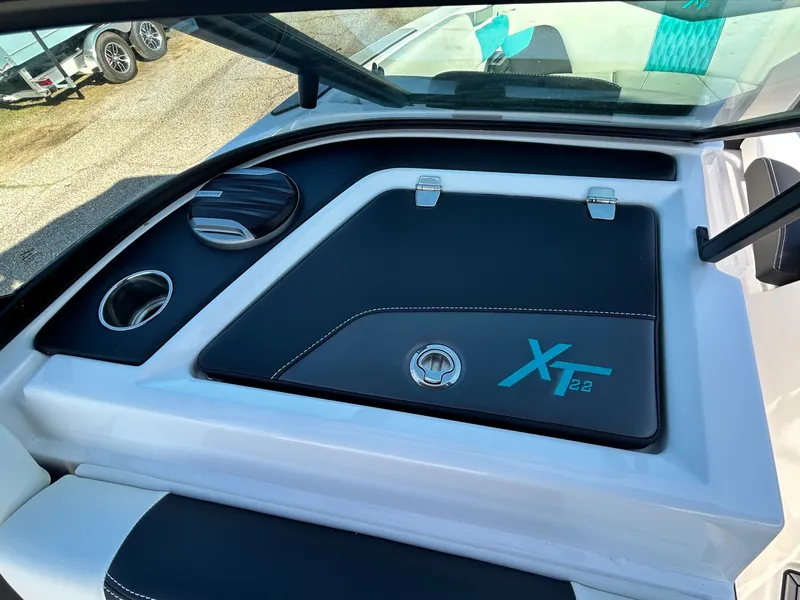 Slide: The Image of MasterCraft XT22 2026 - 32