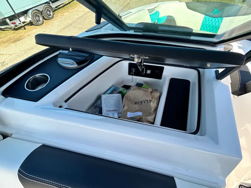 Slide: The Image of MasterCraft XT22 2026 - 33