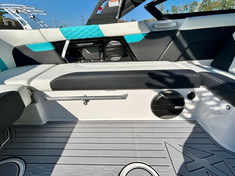 Slide: The Image of MasterCraft XT22 2026 - 38