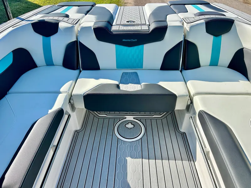 Slide: The Image of MasterCraft XT22 2026 - 42