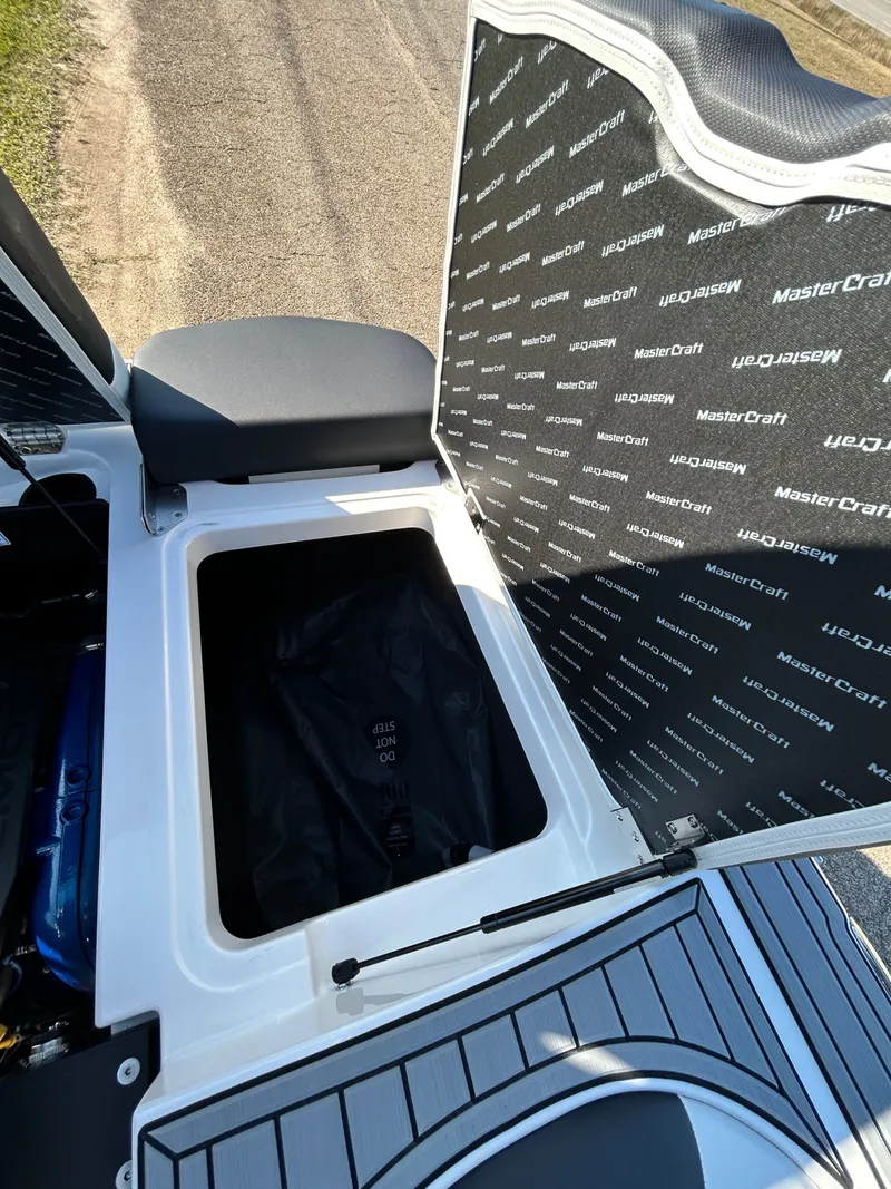 Slide: The Image of MasterCraft XT22 2026 - 52