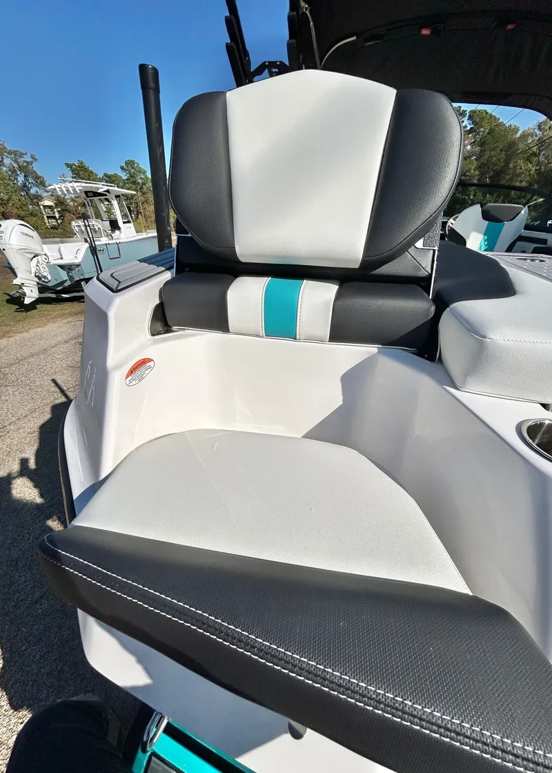 Slide: The Image of MasterCraft XT22 2026 - 59