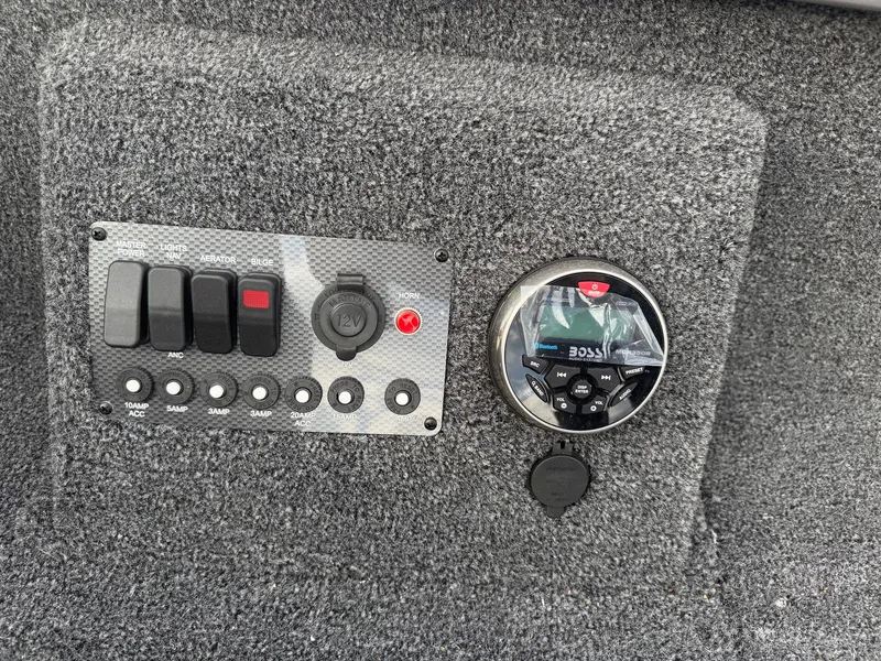 Slide: The Image of Crestliner 1650 Kodiak Tiller 2026 - 13