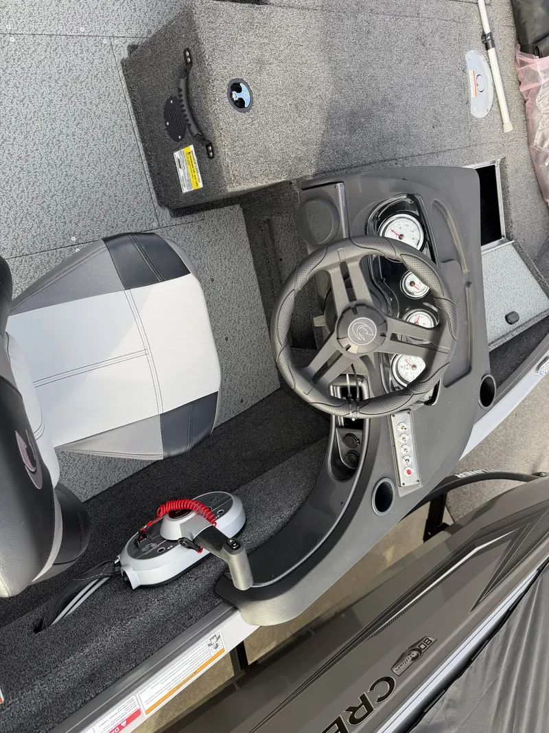 Slide: The Image of Crestliner 1750 Hawk 2026 - 10