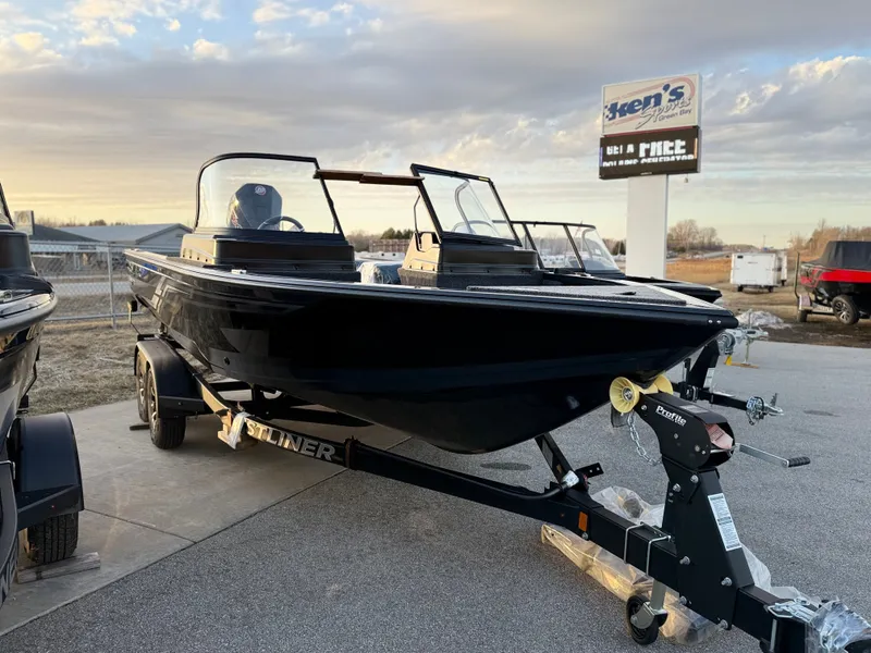 The Image of Crestliner 2050 Fish Hawk 2026 - 1