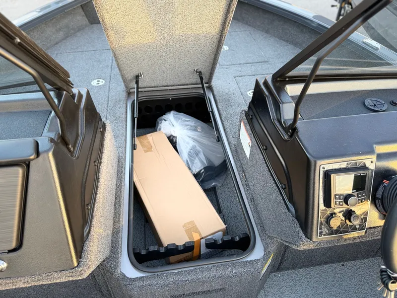 Slide: The Image of Crestliner 2050 Fish Hawk 2026 - 17