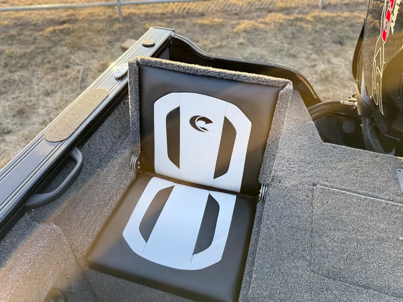 Slide: The Image of Crestliner 1750 Fish Hawk WT JS 2026 - 10