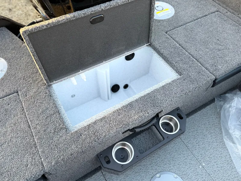 Slide: The Image of Crestliner 1750 Fish Hawk WT JS 2026 - 12