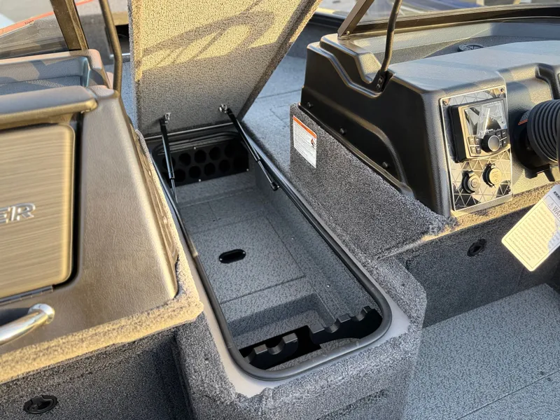 Slide: The Image of Crestliner 1750 Fish Hawk WT JS 2026 - 14