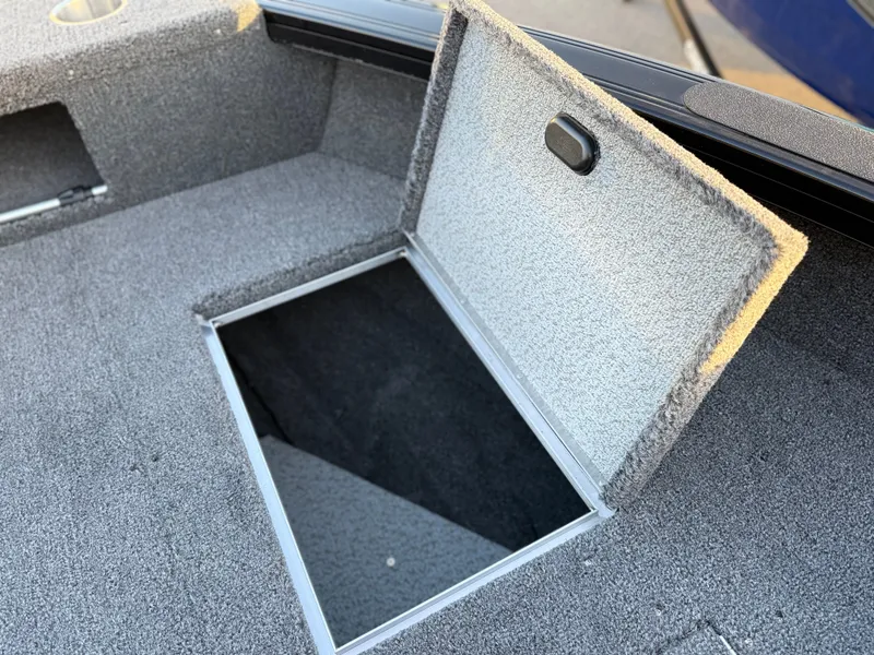 Slide: The Image of Crestliner 1750 Fish Hawk WT JS 2026 - 17