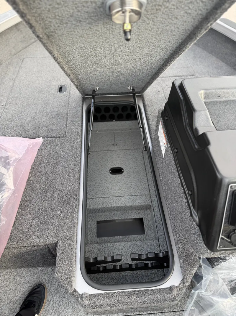 Slide: The Image of Crestliner 1850 Fish Hawk SC JS 2026 - 10