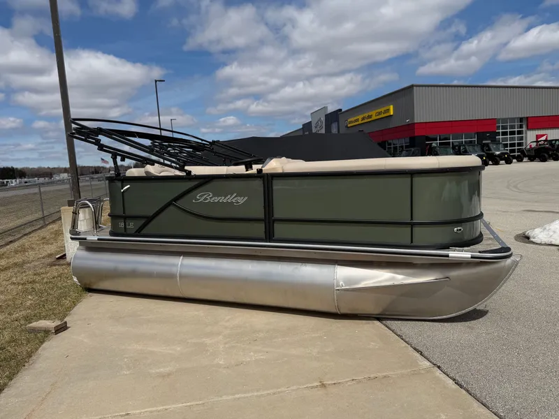 Slide: The Image of Bentley Pontoons LE 160 CR 2026 - 3