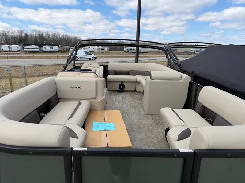 Slide: The Image of Bentley Pontoons LE 160 CR 2026 - 5