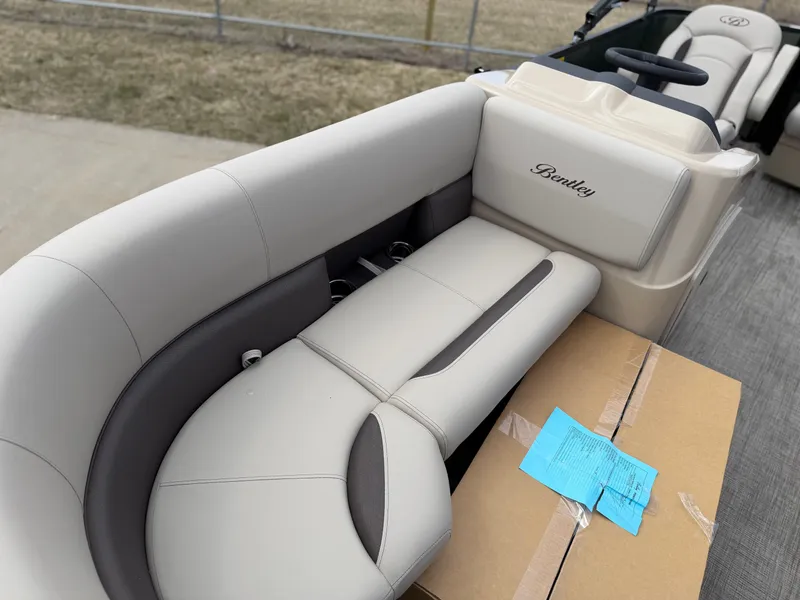 Slide: The Image of Bentley Pontoons LE 160 CR 2026 - 6