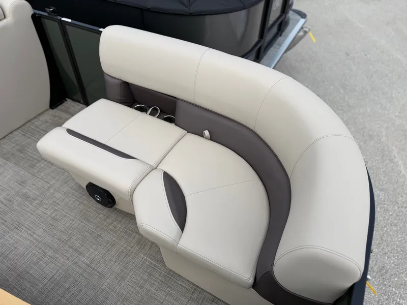 Slide: The Image of Bentley Pontoons LE 160 CR 2026 - 7